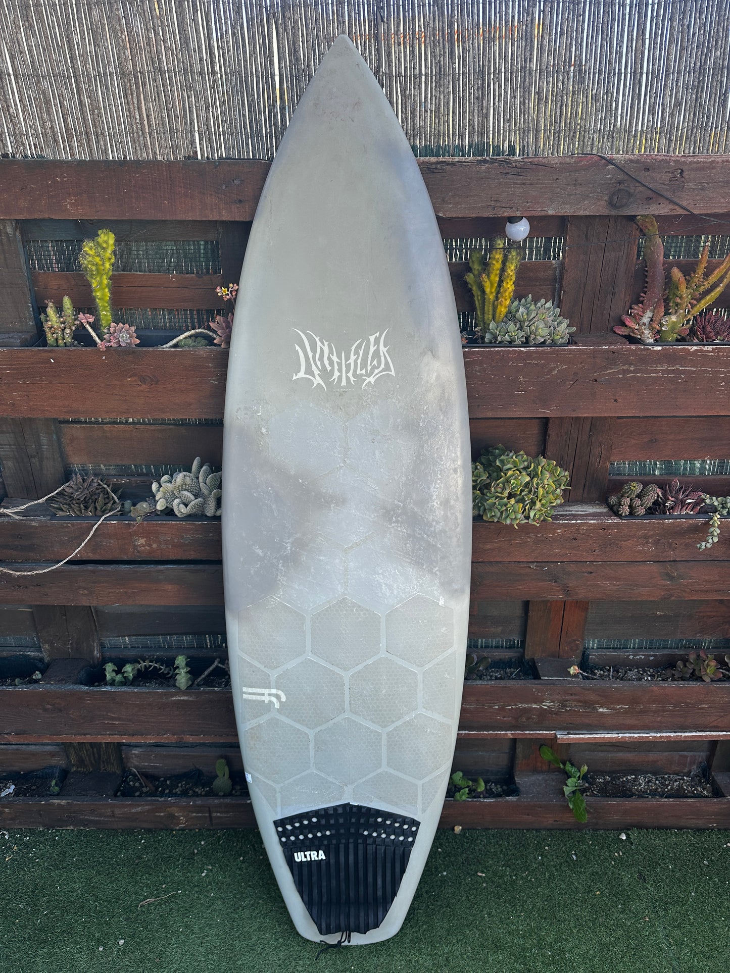Hayden shapes 5'11'' - 31.8L